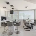 Luxury Apartment *