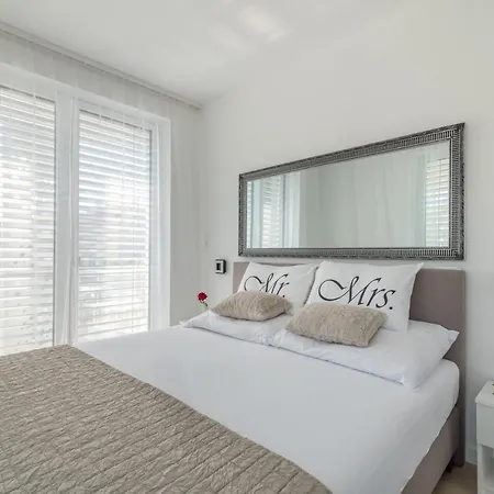 Luxury Apartment *